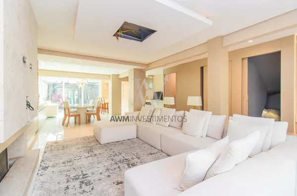 Awm Vende Casa 04 dormitórios, sendo 04 suítes  em Condomínio no Bairro Três Figueiras, Porto Alegre