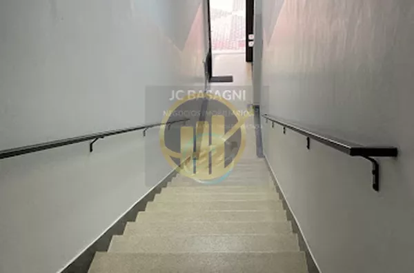 Sala Comercial no Centro de S. André no 2o andar 
Sala 12 com IPTU, Água, Luz, Faxina semanal 
Incluídos no Aluguel.
