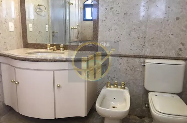 Lindo Apto. Alto Padrao com 258,55 m2 4 vagas 1 deposito na garagem 3 suites sendo 1 delas master, com 2 banheiros, closet e varanda e a outra suite com varanda Sala com lareira Sala de televisão Sala de jantar Lavabo Cozinha Copa area de se