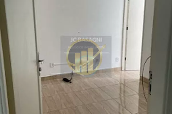 Sala Comercial no Centro de S. André no 2o andar 
Sala 8 de frente pra rua 
Tem um portão de grade para proteger as salas.
IPTU, Água, Luz, Faxina semanal 
Incluídos no Aluguel .