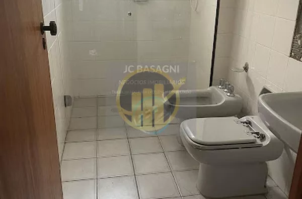 Apto. no Paraíso com:1 suíte com banheiro e closet, 2 dormitórios, 1 banheiro social, sala pra 2 ambientes: visita e sala de jantar, lavabo social, cozinha, área de serviço, quarto e banheiro de reversível com circulação para dentro da área íntima do apa