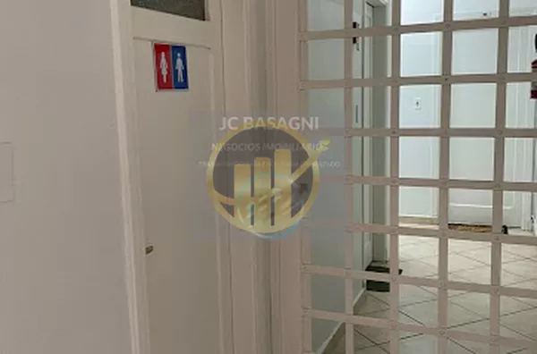 Sala Comercial no Centro de S. André no 2o andar 
Sala 8 de frente pra rua 
Tem um portão de grade para proteger as salas.
IPTU, Água, Luz, Faxina semanal 
Incluídos no Aluguel .