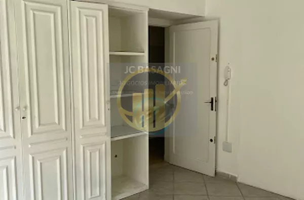 Sala Comercial no Centro de S. André no 1o andar 
Sala 7 com porta de vidro para área aberta  com IPTU, Água, Luz, Faxina 
Incluídos no Aluguel