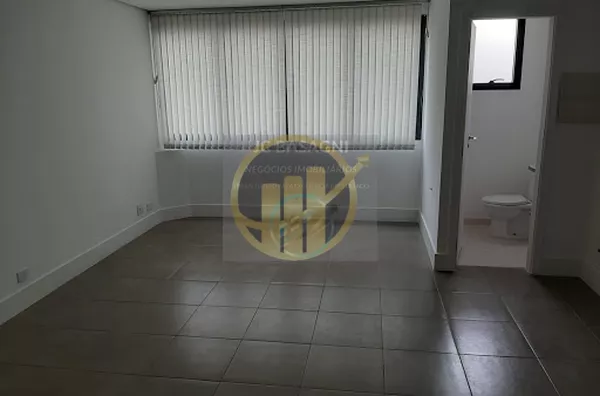 Conjunto comercial, próximo a vários hospitais, farta rede de comércio e transporte público, e a algumas quadras do metrô Santa Cruz. Sala toda em porcelanato, ar condicionado e 1 banheiros, pronta para uso. Com direito a 1 vaga de garagem, mais estaciona