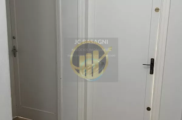 Sala comercial no Centro em Santo André no:1o andar 
Sala 6 com banheiro privativo 
IPTU,Água,Luz,Faxina semanal 
Incluídos no Aluguel .
