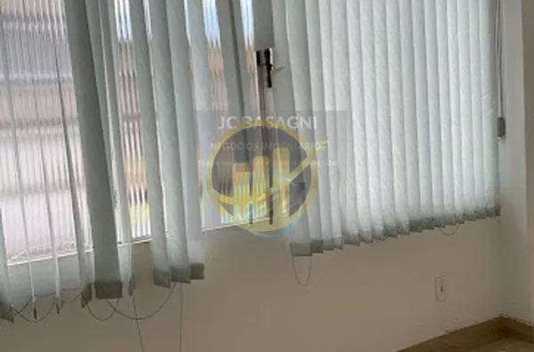 Sala Comercial no Centro de S. André no 2o andar 
Sala 8 de frente pra rua 
Tem um portão de grade para proteger as salas.
IPTU, Água, Luz, Faxina semanal 
Incluídos no Aluguel .