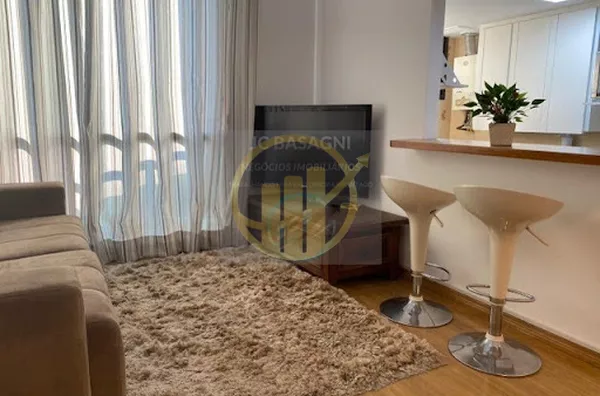 Condomínio fechado, Elevador, o imóvel possui sala 2 ambientes, cozinha/AS, lavabo no piso inferior e 01 suíte no piso superior. Armário planejado na suíte e cozinha, aquecimento à gás e 01 vaga de garagem coberta. O condomínio conta com portaria no local