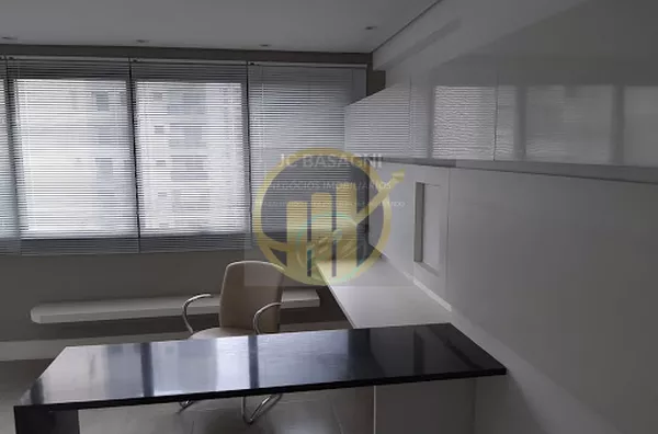 Conjunto comercial, próximo a vários hospitais, farta rede de comércio e transporte público, e a algumas quadras do metrô Santa Cruz. Sala toda em porcelanato, ar condicionado e 2 banheiros, pronta para uso. Com direito a 1 vaga de garagem, mais estaciona