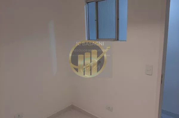 Apto. de 2 dorms., sala, cozinha, banheiro e lavanderia. Água e Luz independente. Ótima localização.