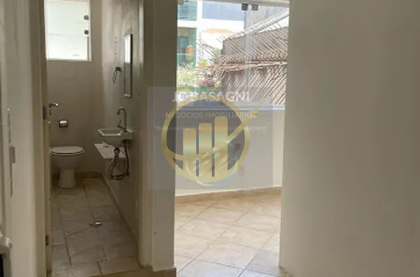 Sala comercial no Centro em Santo André no:1o andar 
Sala 6 com banheiro privativo 
IPTU,Água,Luz,Faxina semanal 
Incluídos no Aluguel .
