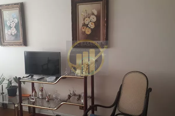 1 sala espacosa, 1 quarto, cozinha, banheiro, pequena area de servico, gas canalizado da Comgas, vaga de garagemAmbiente tranquilo, 10 minutos do metro Vila Mariana, proximo a varias linhas de onibus.area util 50m2 Condominio 510,00Iptu isento