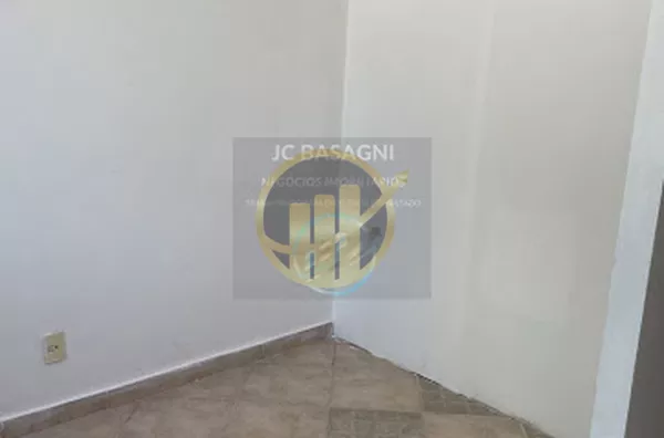 Sala comercial no Centro em Santo André no:1o andar 
Sala 6 com banheiro privativo 
IPTU,Água,Luz,Faxina semanal 
Incluídos no Aluguel .
