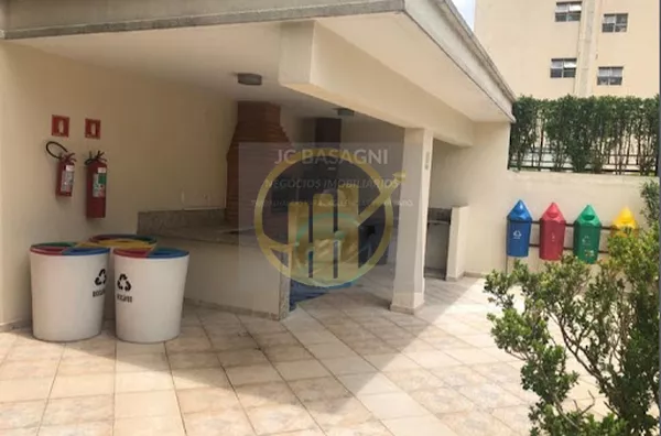 Apartamento 5° andar, 3 quartos com uma suíte e um banheiro social, uma área de despensa, armários embutidos na Suíte e Cozinha, duas vagas de garagem, elevador de serviço e elevador social, infraestrutura do condomínio com Academia, Piscina, Brinquedotec