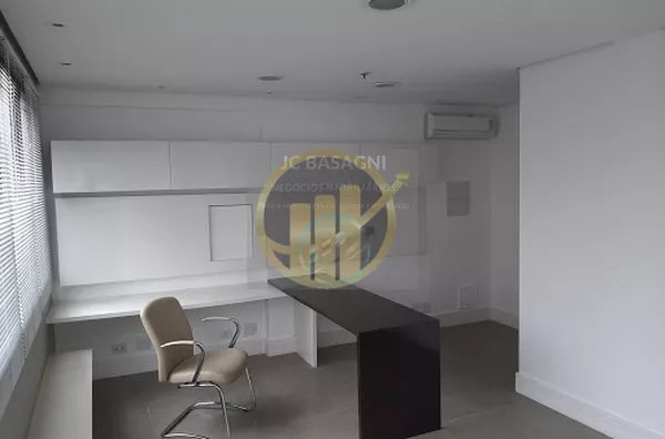 Conjunto comercial, próximo a vários hospitais, farta rede de comércio e transporte público, e a algumas quadras do metrô Santa Cruz. Sala toda em porcelanato, ar condicionado e 2 banheiros, pronta para uso. Com direito a 1 vaga de garagem, mais estaciona