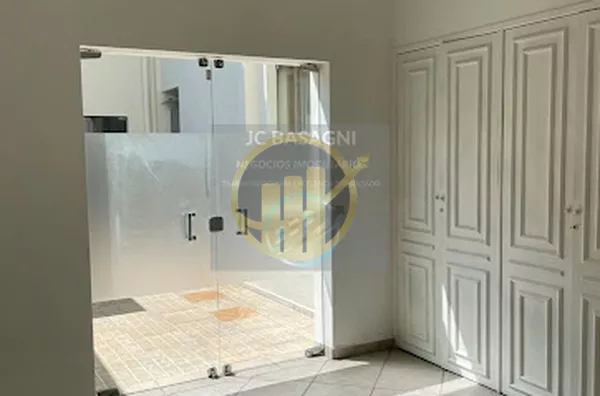 Sala Comercial no Centro de S. André no 1o andar 
Sala 7 com porta de vidro para área aberta  com IPTU, Água, Luz, Faxina 
Incluídos no Aluguel