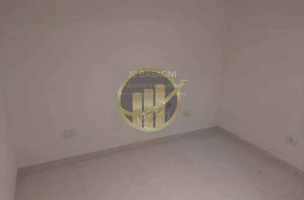 Apto. de 2 dorms., sala, cozinha, banheiro e lavanderia. Água e Luz independente. Ótima localização.