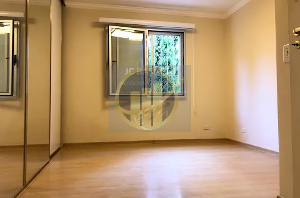 Lindo Apto com 110 m2 2 vagas 3 dormitorios sendo 1 suite com ar condicionado janelas antirruidos na suite e em 1 dormitorio. Living amplo com ar condicionado Lavabo Banheiro social Banheiro de servico area de servico 