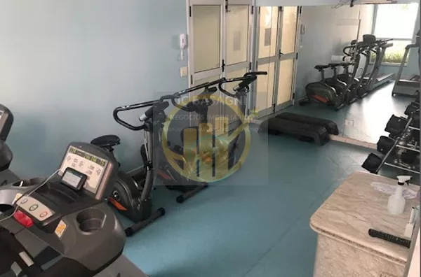 Apartamento 5° andar, 3 quartos com uma suíte e um banheiro social, uma área de despensa, armários embutidos na Suíte e Cozinha, duas vagas de garagem, elevador de serviço e elevador social, infraestrutura do condomínio com Academia, Piscina, Brinquedotec