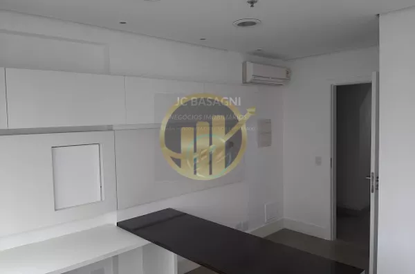 Conjunto comercial, próximo a vários hospitais, farta rede de comércio e transporte público, e a algumas quadras do metrô Santa Cruz. Sala toda em porcelanato, ar condicionado e 2 banheiros, pronta para uso. Com direito a 1 vaga de garagem, mais estaciona