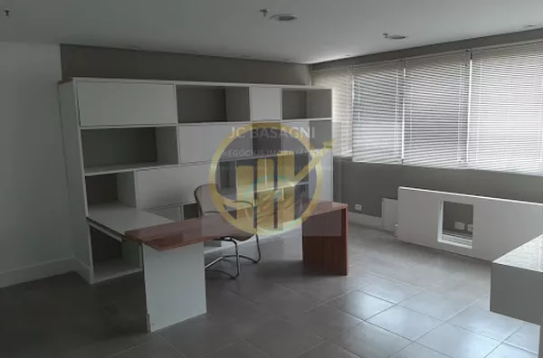 Conjunto comercial, próximo a vários hospitais, farta rede de comércio e transporte público, e a algumas quadras do metrô Santa Cruz. Sala toda em porcelanato, ar condicionado e 2 banheiros, pronta para uso. Com direito a 1 vaga de garagem, mais estaciona