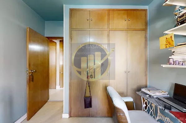 Lindo apartamento que possui 98m2 privativos em uma planta bem distribuida. O living comporta sala de estar e sala de jantar com uma janela larga que permite a entrada de muita iluminacao. A cozinha possui moveis planejados que garantem o aproveitament