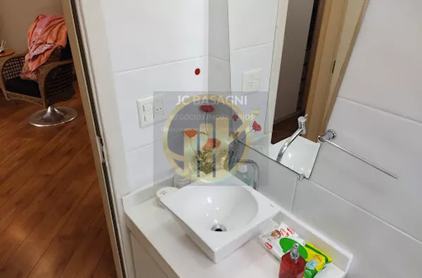 Ótimo apto. com 2 dormitórios, sala, cozinha, banheiro, 1 vaga de garagem, lavanderia, o apartamento tem armários embutidos nos quartos, na cozinha e lavanderia, fica forno elétrico, Cooktop, rack, sofá, aparadeira, mesa e cadeira da sacada.Bicicletário,