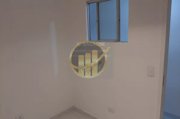 Apto. de 2 dorms., sala, cozinha, banheiro e lavanderia. Água e Luz independente. Ótima localização.