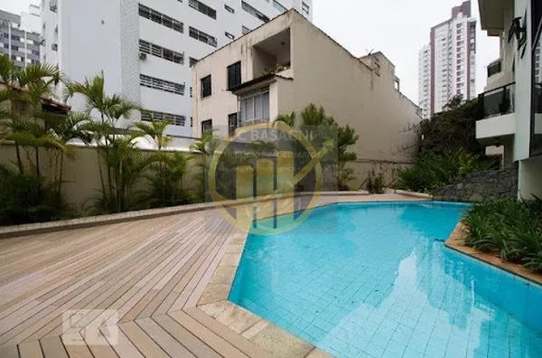 Condomínio fechado, Elevador, o imóvel possui sala 2 ambientes, cozinha/AS, lavabo no piso inferior e 01 suíte no piso superior. Armário planejado na suíte e cozinha, aquecimento à gás e 01 vaga de garagem coberta. O condomínio conta com portaria no local