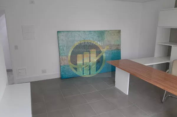 Conjunto comercial, próximo a vários hospitais, farta rede de comércio e transporte público, e a algumas quadras do metrô Santa Cruz. Sala toda em porcelanato, ar condicionado e 2 banheiros, pronta para uso. Com direito a 1 vaga de garagem, mais estaciona