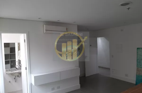 Conjunto comercial, próximo a vários hospitais, farta rede de comércio e transporte público, e a algumas quadras do metrô Santa Cruz. Sala toda em porcelanato, ar condicionado e 2 banheiros, pronta para uso. Com direito a 1 vaga de garagem, mais estaciona