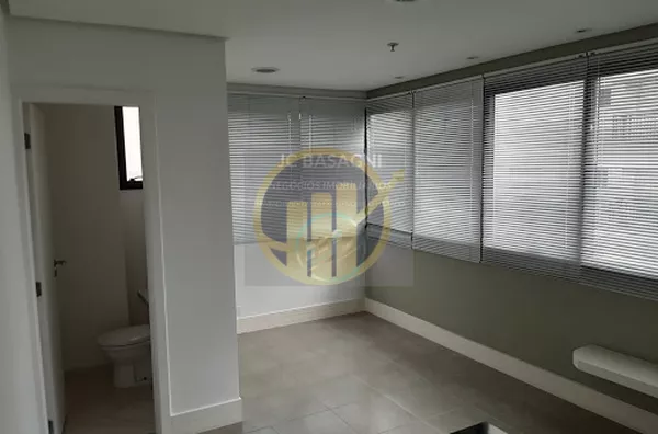 Conjunto comercial, próximo a vários hospitais, farta rede de comércio e transporte público, e a algumas quadras do metrô Santa Cruz. Sala toda em porcelanato, ar condicionado e 2 banheiros, pronta para uso. Com direito a 1 vaga de garagem, mais estaciona