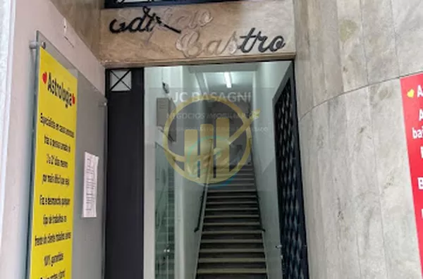 Sala Comercial no Centro de S. André no 2o andar 
Sala 12 com IPTU, Água, Luz, Faxina semanal 
Incluídos no Aluguel.
