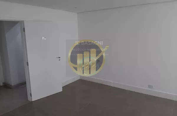 Conjunto comercial, próximo a vários hospitais, farta rede de comércio e transporte público, e a algumas quadras do metrô Santa Cruz. Sala toda em porcelanato, ar condicionado e 1 banheiros, pronta para uso. Com direito a 1 vaga de garagem, mais estaciona