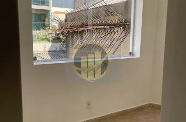 Sala comercial no Centro em Santo André no:1o andar 
Sala 6 com banheiro privativo 
IPTU,Água,Luz,Faxina semanal 
Incluídos no Aluguel .
