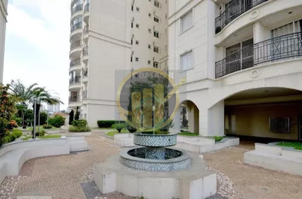 Apartamento 5° andar, 3 quartos com uma suíte e um banheiro social, uma área de despensa, armários embutidos na Suíte e Cozinha, duas vagas de garagem, elevador de serviço e elevador social, infraestrutura do condomínio com Academia, Piscina, Brinquedotec