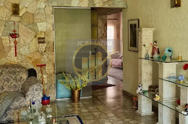 Ótimo Sobrado no Cambuci com:1-Garagem 2 carros2 - 3 dormitórios (1 suíte) + 1 banheiro3-Sala estar 2 ambientes 4-Sala TV5-copa/ Cozinha6-Lavabo7-Quarto empregada8-Lavanderia9-Salão festas 10-Quarto embaixo salão 11- Entrada lateral12- Espaço 