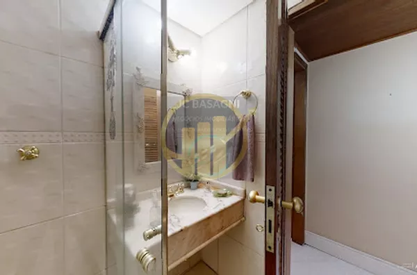 Lindo apartamento que possui 98m2 privativos em uma planta bem distribuida. O living comporta sala de estar e sala de jantar com uma janela larga que permite a entrada de muita iluminacao. A cozinha possui moveis planejados que garantem o aproveitament