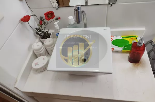 Ótimo apto. com 2 dormitórios, sala, cozinha, banheiro, 1 vaga de garagem, lavanderia, o apartamento tem armários embutidos nos quartos, na cozinha e lavanderia, fica forno elétrico, Cooktop, rack, sofá, aparadeira, mesa e cadeira da sacada.Bicicletário,