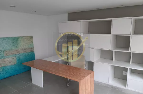 Conjunto comercial, próximo a vários hospitais, farta rede de comércio e transporte público, e a algumas quadras do metrô Santa Cruz. Sala toda em porcelanato, ar condicionado e 2 banheiros, pronta para uso. Com direito a 1 vaga de garagem, mais estaciona