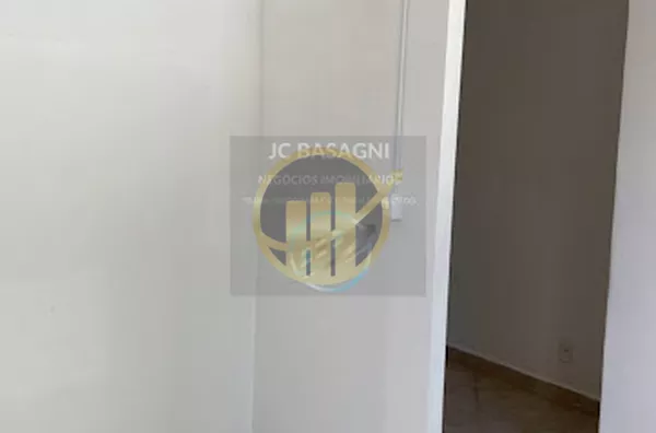 Sala comercial no Centro em Santo André no:1o andar 
Sala 6 com banheiro privativo 
IPTU,Água,Luz,Faxina semanal 
Incluídos no Aluguel .
