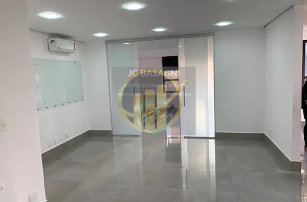 Ótimo conjunto para locação em prédio 24hs, com auditório para 40 pessoas, catraca eletrônica, 3 elevadores e acesso de deficiente .
Atrás do shopping Santa Cruz, próximo ao metrô Santa Cruz linha lilas e azul, bancos, restaurantes e correios nas proximid