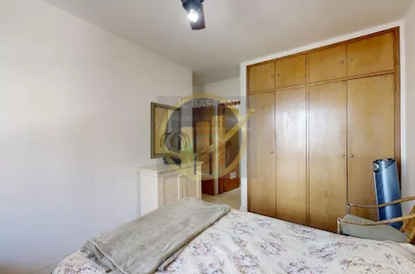 Lindo apartamento que possui 98m2 privativos em uma planta bem distribuida. O living comporta sala de estar e sala de jantar com uma janela larga que permite a entrada de muita iluminacao. A cozinha possui moveis planejados que garantem o aproveitament