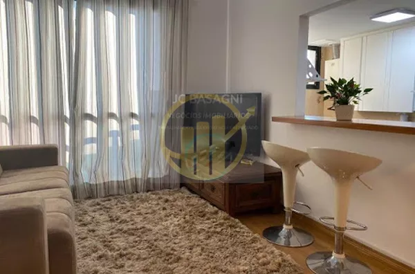 Condomínio fechado, Elevador, o imóvel possui sala 2 ambientes, cozinha/AS, lavabo no piso inferior e 01 suíte no piso superior. Armário planejado na suíte e cozinha, aquecimento à gás e 01 vaga de garagem coberta. O condomínio conta com portaria no local