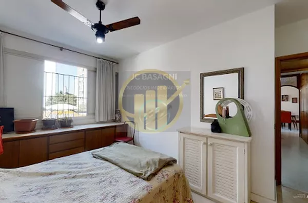 Lindo apartamento que possui 98m2 privativos em uma planta bem distribuida. O living comporta sala de estar e sala de jantar com uma janela larga que permite a entrada de muita iluminacao. A cozinha possui moveis planejados que garantem o aproveitament