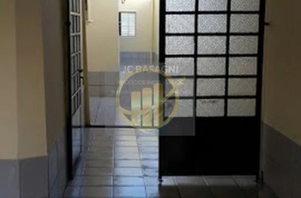 Linda casa térrea 3 dormitórios mais 2 edículas, totalizando 5 dormitórios, Sala, Cozinha, 2 banheiros sendo 1 com box de vidro, armário embutido em 2 dormitórios, garagem para 2 carros, amplo quintal coberto e outra parte descoberta, ótima localização, p