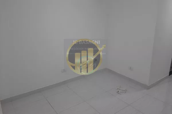 Apto. de 2 dorms., sala, cozinha, banheiro e lavanderia. Água e Luz independente. Ótima localização.