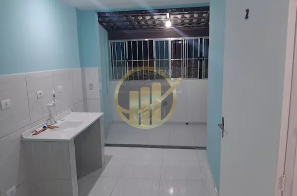 Apto. de 2 dorms., sala, cozinha, banheiro e lavanderia. Água e Luz independente. Ótima localização.