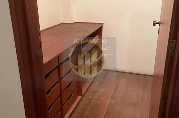 Apto. no Paraíso com:1 suíte com banheiro e closet, 2 dormitórios, 1 banheiro social, sala pra 2 ambientes: visita e sala de jantar, lavabo social, cozinha, área de serviço, quarto e banheiro de reversível com circulação para dentro da área íntima do apa