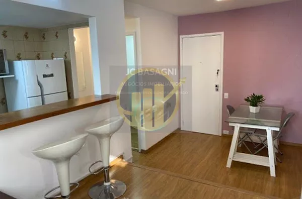 Condomínio fechado, Elevador, o imóvel possui sala 2 ambientes, cozinha/AS, lavabo no piso inferior e 01 suíte no piso superior. Armário planejado na suíte e cozinha, aquecimento à gás e 01 vaga de garagem coberta. O condomínio conta com portaria no local