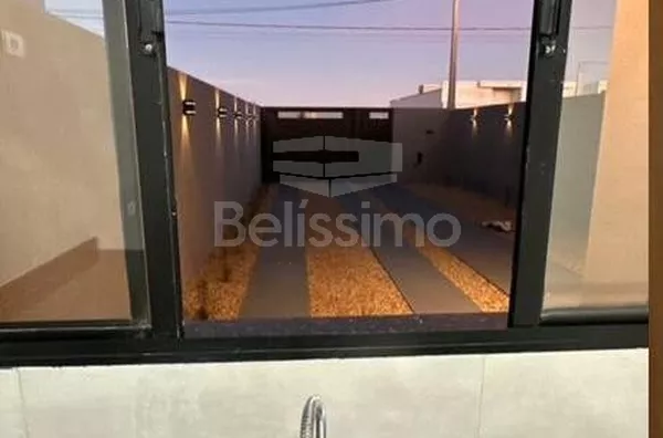 Casa localizada no Bairro Bela Vista da Lagoa, com 02(dois) Quartos, sendo uma suíte, 01(uma) Sala de TV, 01(jardim de inverno), 01(uma) cozinha, 02(dois) Banheiros, Lavanderia , Garagem para 02 Veículos,